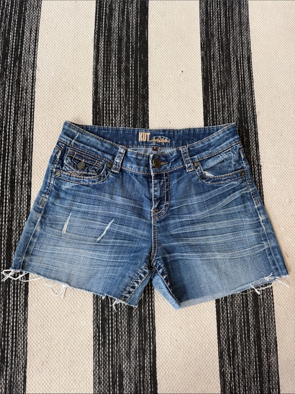 Kut from the Kloth Women's Blue Distressed Denim Cutoff Jean Shorts Size 8